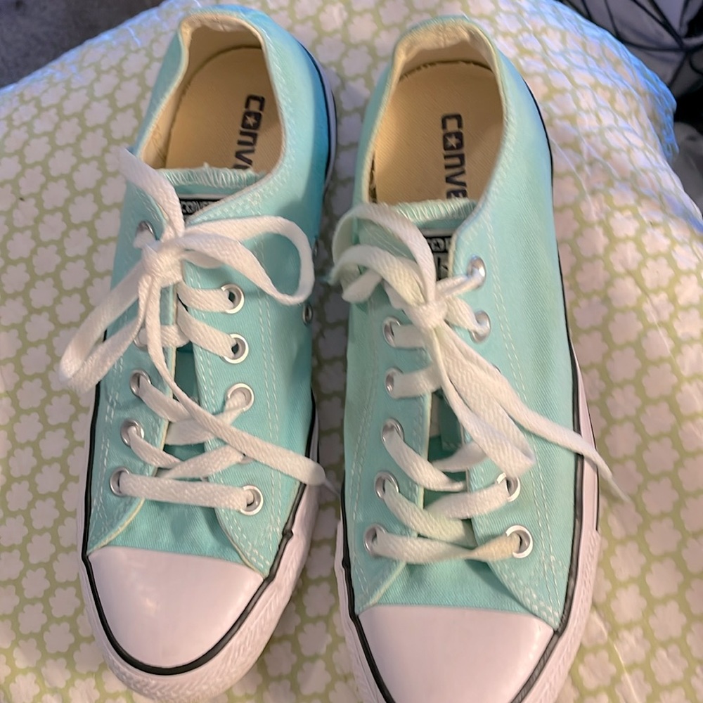 Unisex converse low tops AllStar light teal color, women’s sz 8 or men’s size 6
